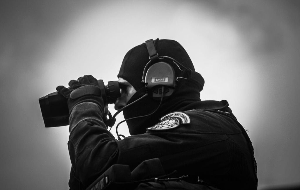 Gendarme de la BI aux jumelles