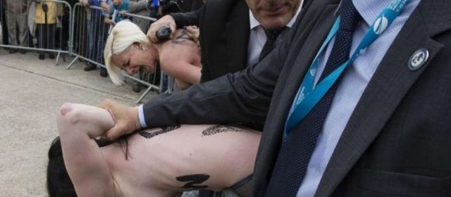 François Hollande apostrophé par des Femen