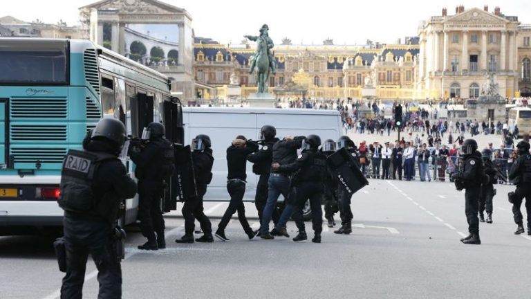 Démonstration de force du RAID devant le château de Versailles.