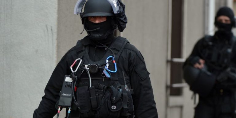 Le Raid déloge un forcené à Evry