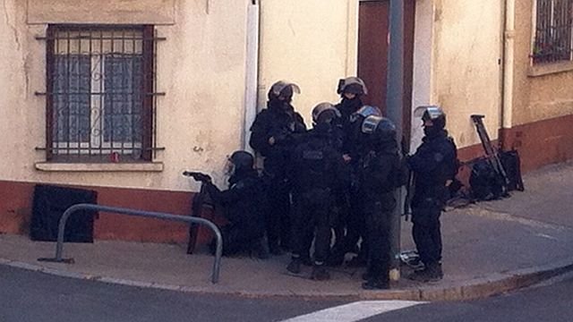 Un forcené retranché chez lui à Béziers menace de se suicider avec son arme