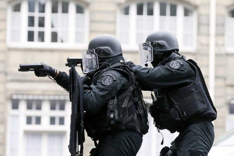 Paris : un forcené qui menaçait ses enfants a été interpellé
