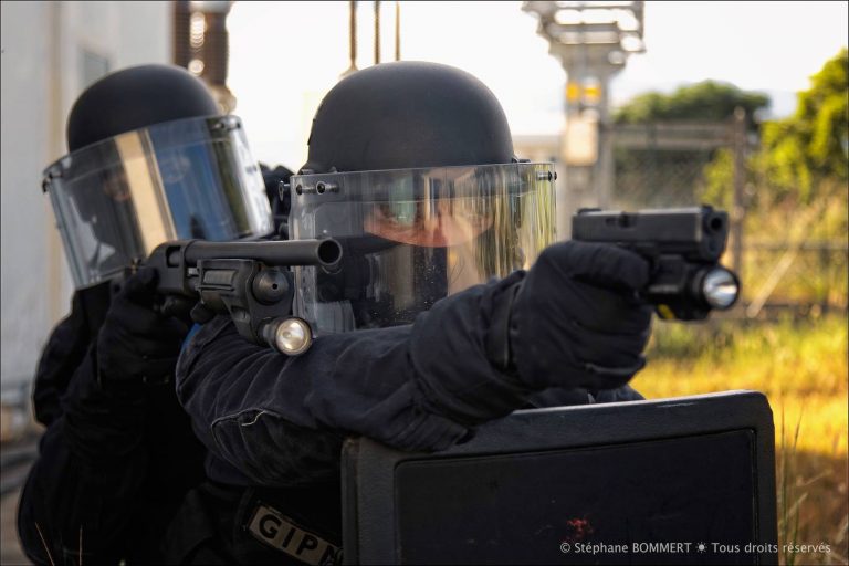 Les hommes du GIPN en formation « négociations »