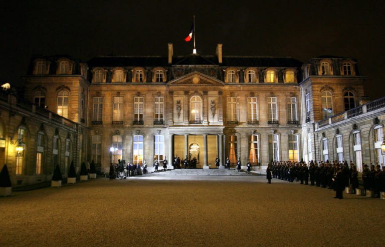 Un policier tire un coup de feu dans l&rsquo;Élysée