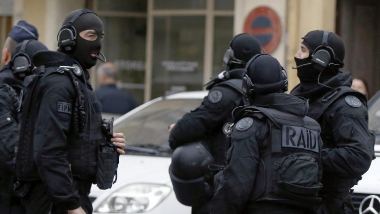 Attaque à Pantin: «L&rsquo;hypothèse crapuleuse est privilégiée», assure Bernard Cazeneuve