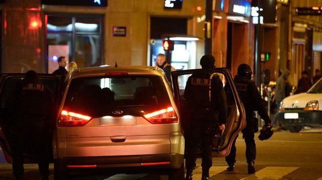 Attentats à Paris: au moins 120 morts, des terroristes “peut-être en fuite”