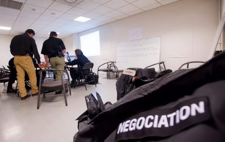 Le souffleur : dans l&rsquo;ombre des négociateurs du Raid