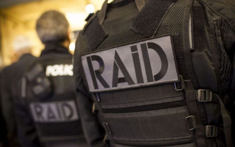 Maurepas : un drapeau de Daech et des armes dans l’appartement