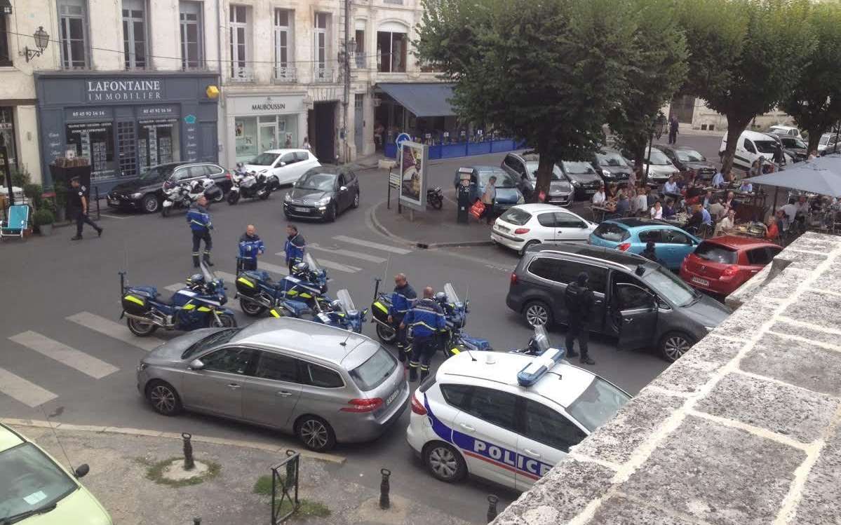 Angoulême: GIPN, hélico, police et gendarmerie sécurisent le tribunal
