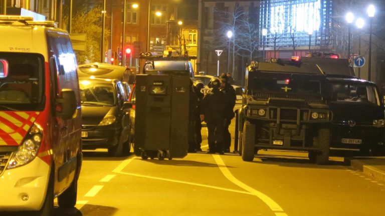 Un homme retranché chez lui, le RAID intervient
