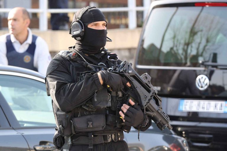 Nîmes : opération du RAID en plein centre-ville, le quartier bouclé