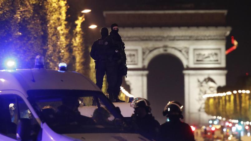 Attaque terroriste à Paris : un policier tué, deux autres blessés sur les Champs-Elysées
