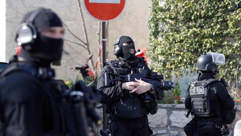 Toulouse: le RAID découvre tout un arsenal chez un pilote de ligne