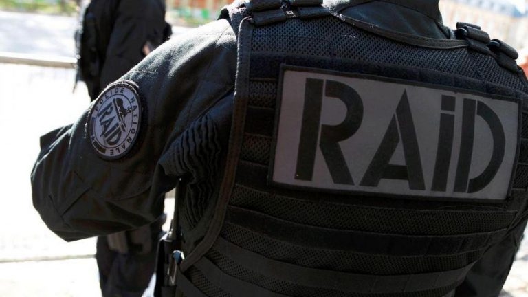 Le RAID et la police interpellent un homme en possession d’un fusil à pompe chargé
