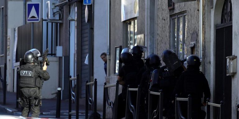 Le père et le fils, qui menaçaient de faire sauter leur logement, interpellés