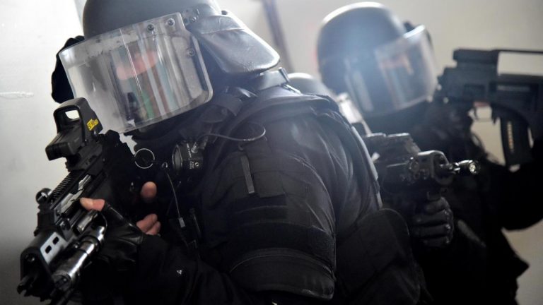 Retranché dans un immeuble avec un fusil à pompe, il tire sur la police