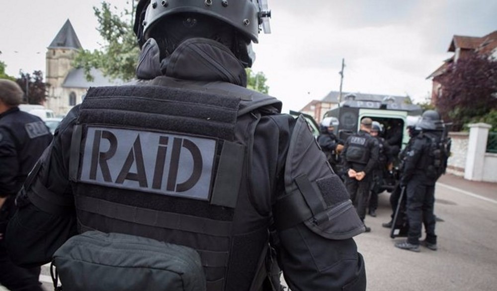 Val-de-Marne : le forcené menace de faire sauter un immeuble à Arcueil, le RAID intervient