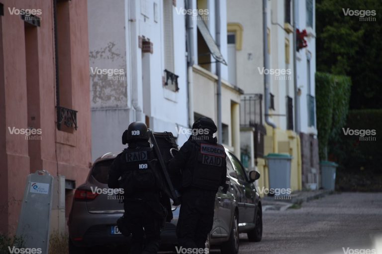 Un forcené maîtrisé par les policiers du RAID