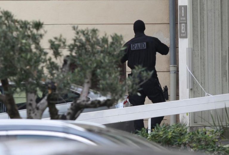 Le RAID est intervenu pour un homme retranché et suspecté d&rsquo;avoir une arme