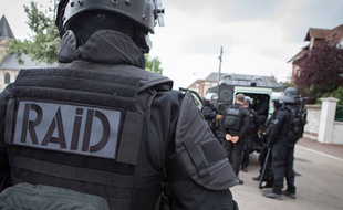 La Rochelle : un jeune homme lourdement armé arrêté par les policiers du RAID