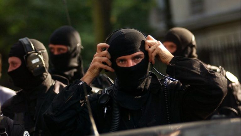 Le RAID intervient pour maîtriser un forcené retranché chez lui à Bourges