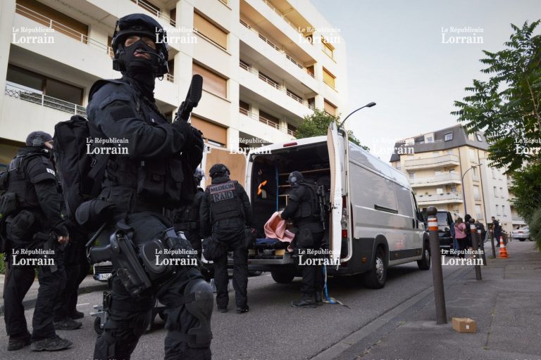 Le RAID vient chercher Léon, retranché dans son appartement