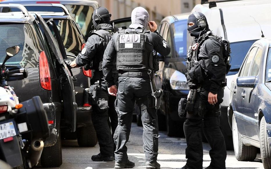 Un ancien policier tue son frère et blesse son neveu de 26 ans par balles à Marseille