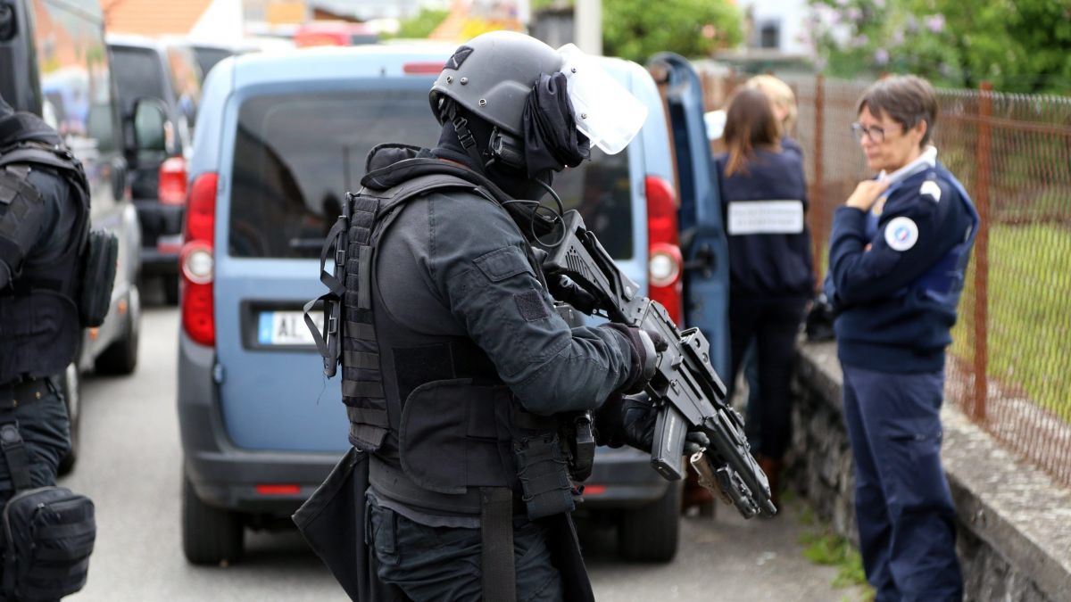 Un Homme Retranch Rochefort Le RAID Est Intervenu Ce Lundi FIPN SDLP