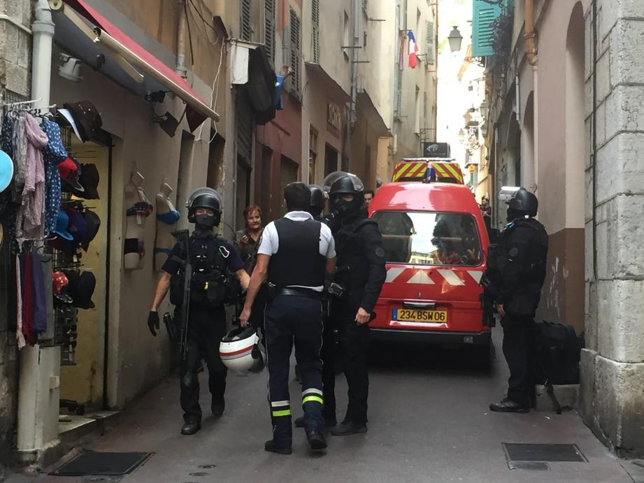 Le forcené maîtrisé par le RAID, le dispositif policier levé à Nice