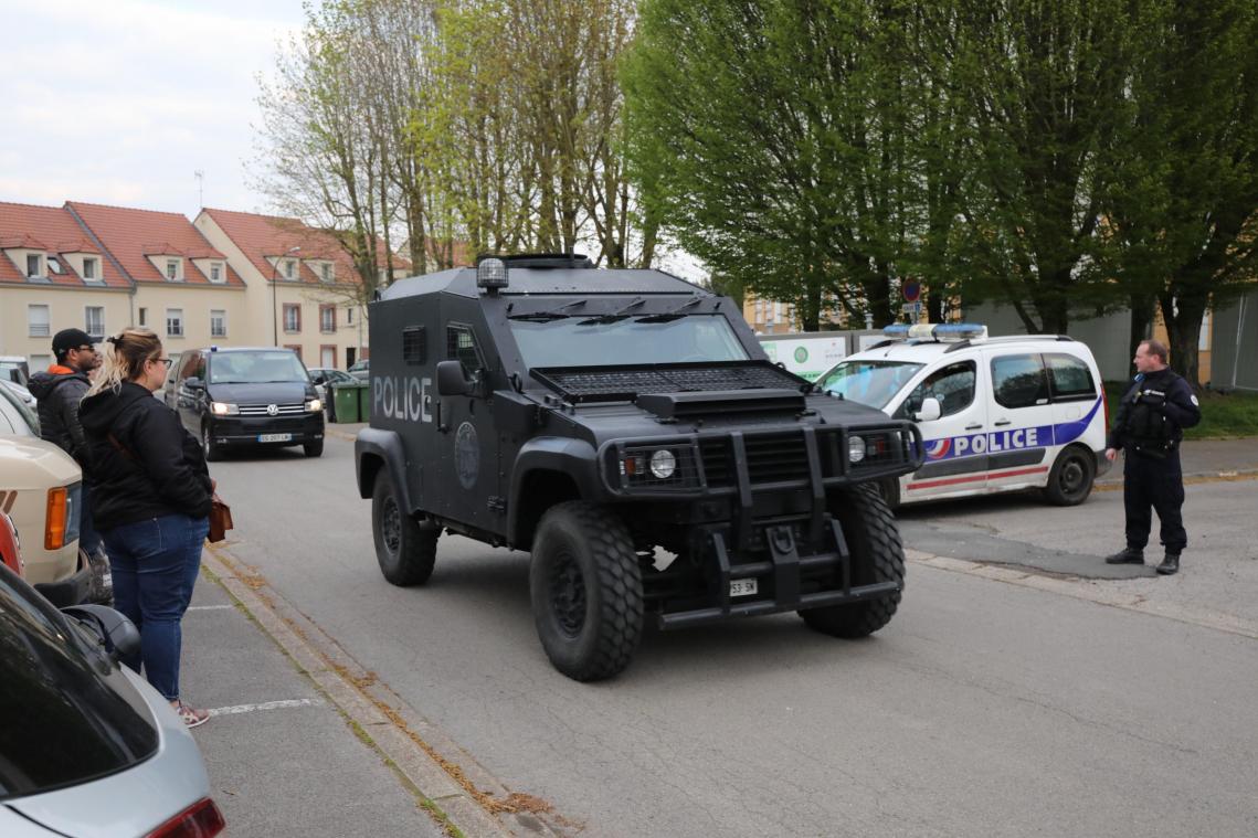 Le RAID interpelle plusieurs personnes quartier Pierre Rollin à Amiens après un coup de feu