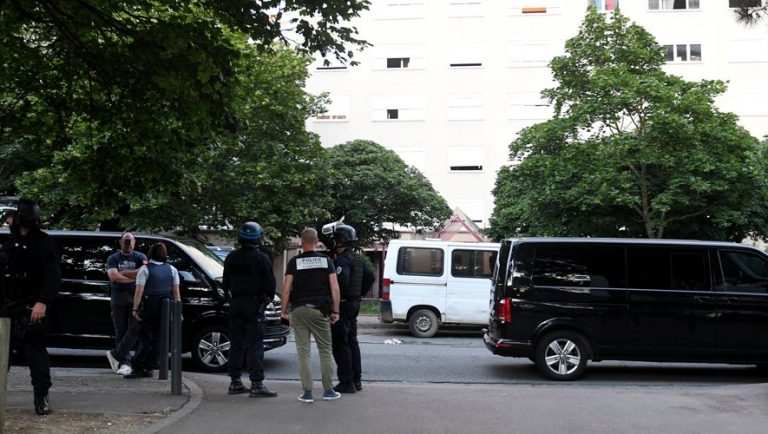 Un homme blessé par balles, le RAID déloge le tireur