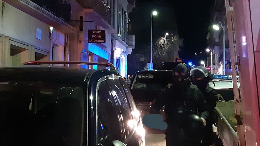 Un homme armé lourdement et retranché chez lui interpellé par le RAID à Draguignan