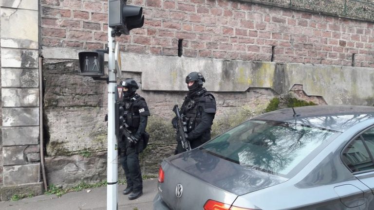 Laval. Trois hommes suspectés d’avoir battu un homme à coups de bâtons dans une cave interpellés