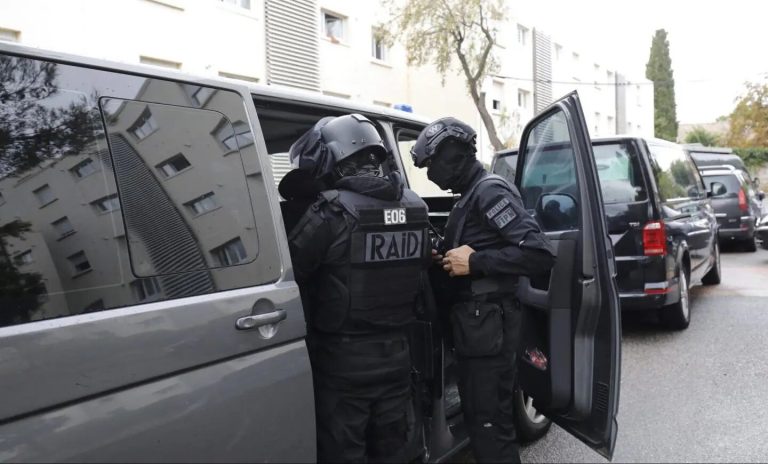 Un jeune homme menace de sauter du 7e étage à Nice, le RAID intervient sur la Promenade des Anglais