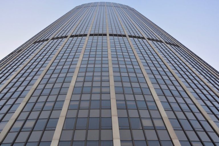 Paris : un homme escalade la tour Montparnasse à mains nues