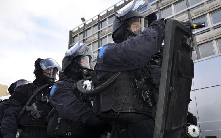 Yvelines : il aurait attaché son fils de 13 ans à son lit pour le punir, le RAID intervient