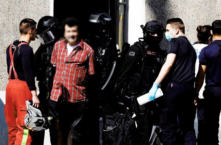 Paris : la police interpelle un forcené dans le XVIIe arrondissement