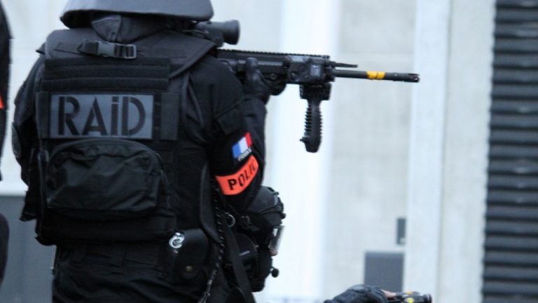 Menacés de mort dans un magasin : trois membres de la communauté des gens du voyage interpellés par le RAID près de Lyon