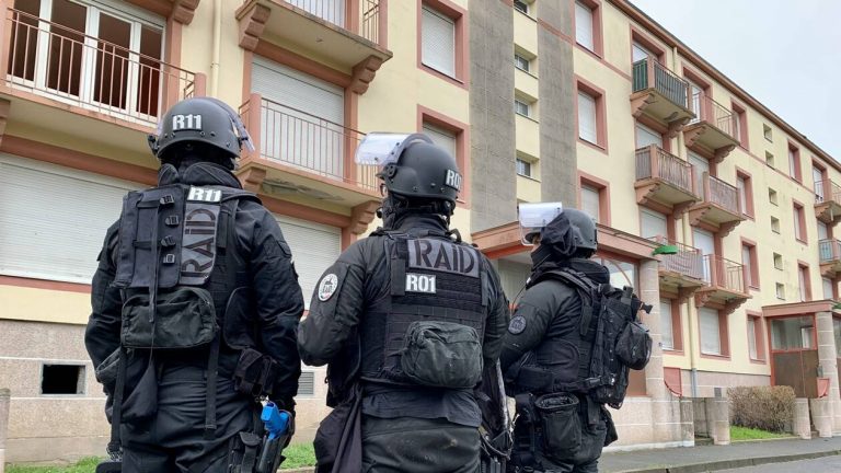 Un homme soupçonné de détenir des armes blanches à Cherbourg : le RAID intervient