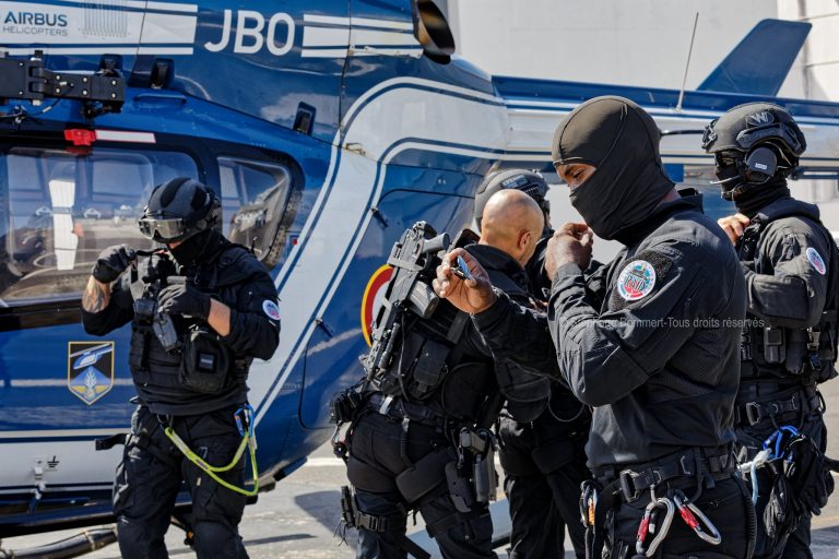 Le RAID interpelle deux forcenés retranchés chez eux