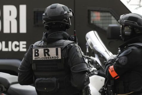 Paris: la police intervient pour un homme retranché dans un appartement