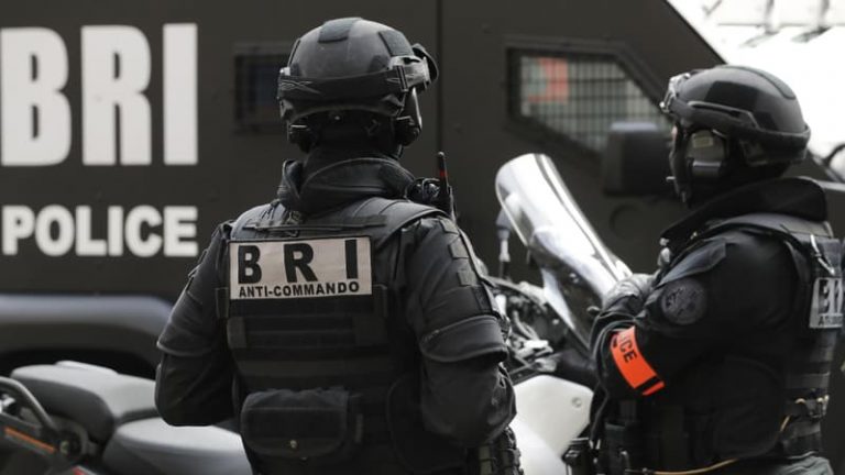 Paris: la police intervient pour un homme retranché dans un appartement