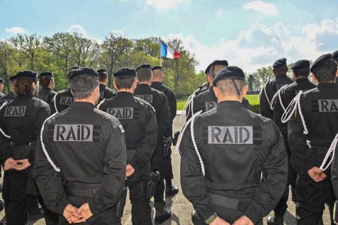 Décoration de sept policiers du RAID