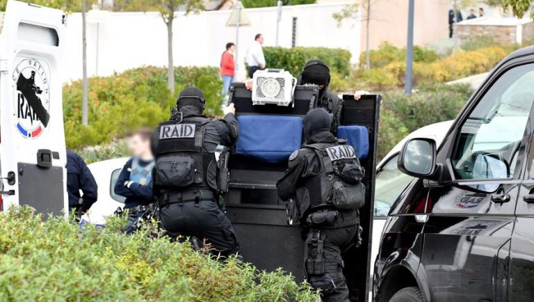 Nîmes : deux quartiers bouclés, écoles confinées… la prise d&rsquo;otages était un cannular.