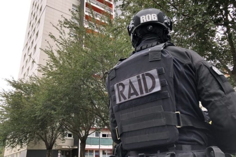 Rennes : un homme cagoulé et armé interpellé par le RAID.