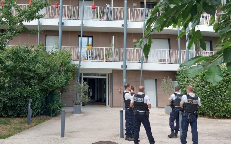Issy-les-Moulineaux : retranché chez lui, il menaçait sa mère avec une arme.