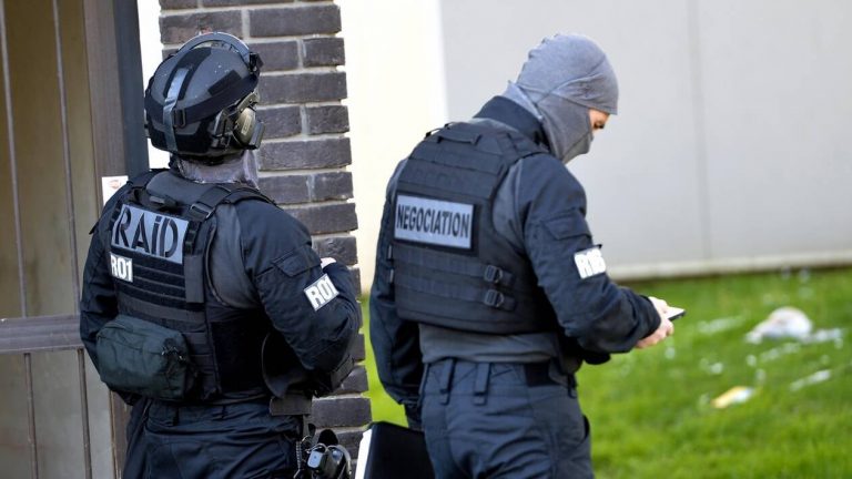 Un boulanger retranché avec une arme près de Tours, le RAID sur place