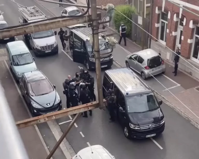 Douai : le RAID appréhende un homme armé et retranché à son domicile.