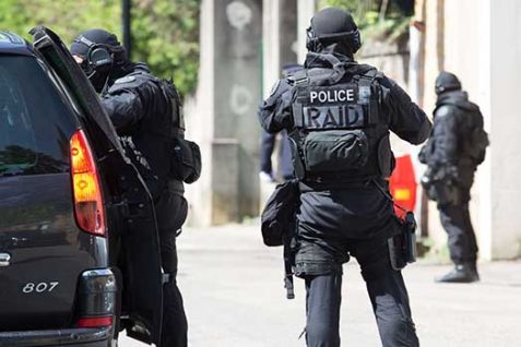 Dammarie-les-Lys : les policiers du RAID interviennent pour déloger un homme armé.