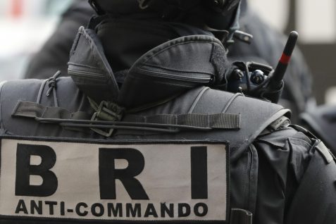 Paris : un policier se retranche chez lui et menace de se suicider, ses collègues le sauvent.